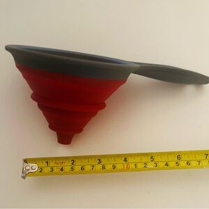 Silicone funnel